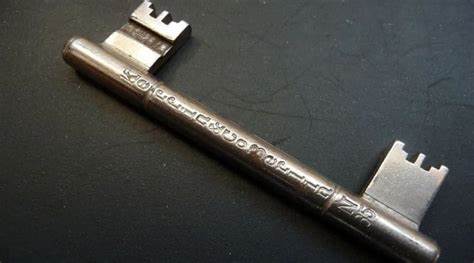 探索钥匙的历史演变、各种类型及其在现代科技中的应用,深入了解钥匙不仅是开锁工具,更承载文化象征和创新意义。本文带你走进钥匙的多彩世界,揭示你未知的趣味知识。
