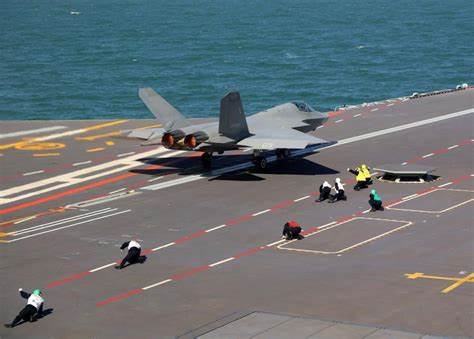 中国航母技术取得重要进展,福建舰搭载电磁弹射系统完成首飞,标志着中国海军战斗力大幅提升,彰显其在全球海军领域的崛起。本文深入探讨福建舰及其搭载战机的发展背景、技术特点与战略意义。
