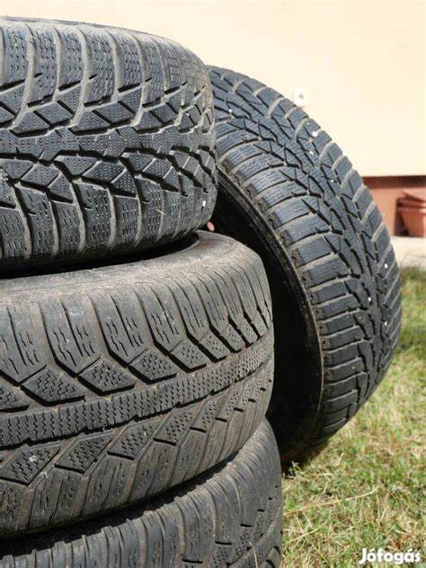 深入解析冬季轮胎的选购要点、使用时机及其对行车安全的重要性,提供实用建议和最新促销信息,助您在严寒季节安心驾驶。
