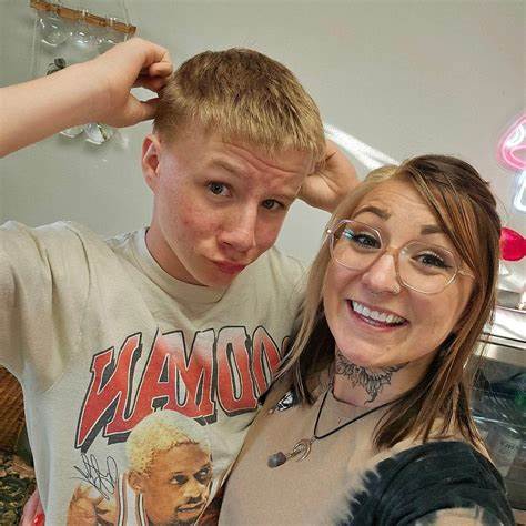 随着财富传承逐渐成为社会热点,许多父母面临是否提前将资产赠予子女的难题。一位父亲计划将童年房产赠与年仅18岁的儿子,却对这样做是否合适感到困惑。理财专家戴夫·拉姆齐针对这一话题提出了深入见解,为年轻继承者和家长提供了宝贵建议。本文将从财富传承、房产赠与的利弊及合理规划等角度进行全面探讨。
