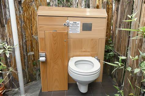 介绍由英属哥伦比亚大学推出的世界首个蘑菇驱动无水厕所MycoToilet,其设计、微生物学原理、运营模式与潜在应用,探讨可持续公共卫生与循环经济的未来走向。
