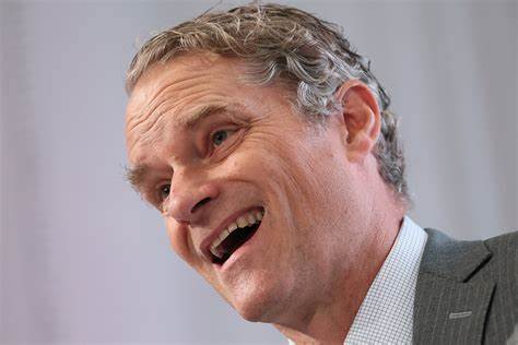 Performance Food Group 与激进投资者 Sachem Head 达成重要和解,Scott Ferguson 入驻董事会,促使公司战略调整并探讨与竞争对手 US Foods 的潜在合并可能,旨在提升市场竞争力和股东价值。
