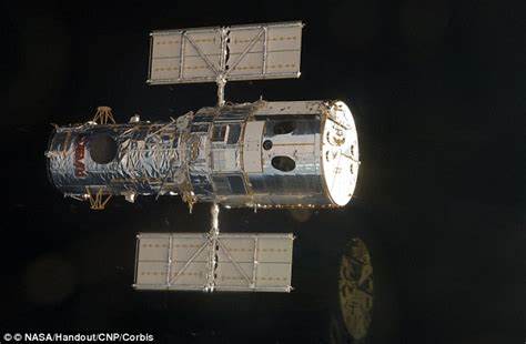 深入探讨1969年阿波罗11号任务中国家侦察办公室(NRO)如何利用先进的气象卫星技术保障宇航员安全返航,揭示冷战时期神秘情报机构在太空探索中的关键作用及其对现代气象预报发展的影响。
