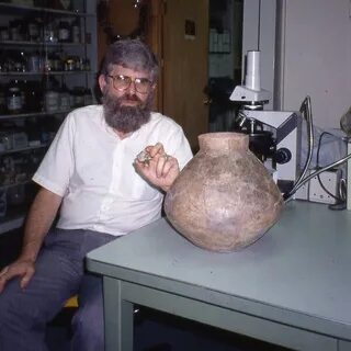 帕特里克·麦戈文作为考古学与酒类研究领域的开创者,通过科学手段分析远古酒类残留,重现古文明的饮酒文化与社会风貌,为人类历史的理解开辟了全新视角。本文深入探讨他的生平贡献和学术成就,揭示古代酒文化的神秘魅力。
