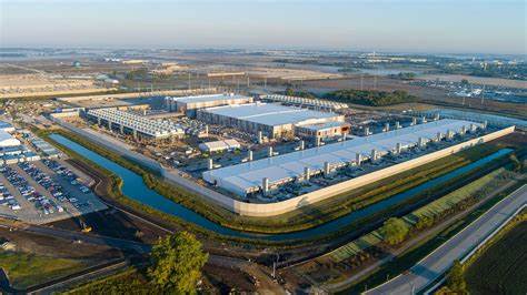 本文深入探讨微软在威斯康星州Mount Pleasant新建40亿美元AI数据中心的规划、技术创新、环境影响及其对当地经济发展的深远意义。
