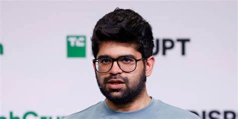 Perplexity 将原本每月 200 美元的 AI 浏览器 Comet 免费开放,旨在对抗泛滥的低质量内容并重塑信息检索方式。本文从功能、商业模式、与传统浏览器竞合、对媒体生态与版权的影响、用户与出版方的策略建议等方面,全面剖析这一举措的意义与潜在挑战。
