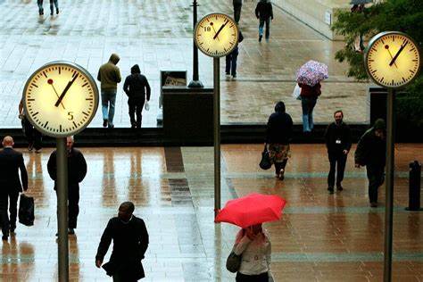 深入探讨裁员对企业声誉、员工心理及职场文化的持久影响,揭示裁员背后的隐形成本与企业应对之策,帮助企业和员工更好理解和应对裁员所带来的挑战。
