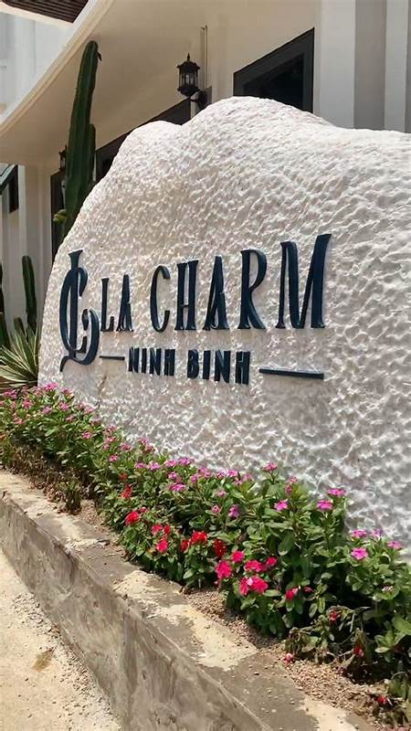 探索La Charm Ninh Binh Hotel & Spa的独特魅力,深入了解其法印风格的设计理念、客房与套房、餐饮与康养设施、贴心的旅程服务与独家优惠,帮助规划一次难忘的宁平奢华旅行体验。
