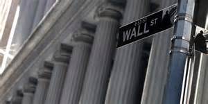 随着美联储利率决策日益临近,美国股市出现获利回吐迹象,标普500和纳斯达克指数从历史高点轻微回落,此举反映出投资者对未来货币政策调整的谨慎态度,同时零售销售强劲显示消费韧性,全球经济复杂多变背景下的金融市场动态全景解析。
