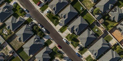 八月二手房销售量出现小幅下降,主要受持续高企的房价影响,尽管抵押贷款利率有所缓解,但购房需求依然受到抑制。本文深入探讨当前房地产市场现状,解析高房价对买卖双方的影响,以及未来市场趋势的潜在走向。
