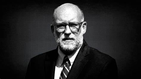 追踪Russ Vought多年从国会幕僚到白宫预算首脑的权力路线,分析其通过预算工具、法律手段与人事布局改变行政权力平衡的做法及对公共服务、国会制衡与行政体制的长期影响。
