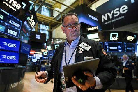 解析当前美国股市的主要指数表现,探讨美联储政策对市场的影响,以及科技股和贵金属的最新动向,帮助投资者把握市场趋势。
