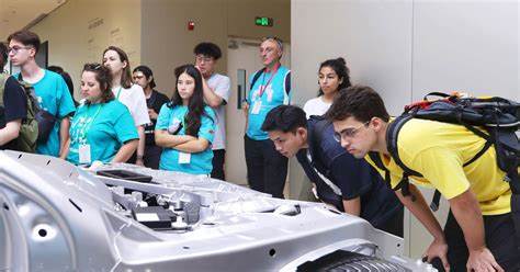 围绕中国推出的K签证计划引发广泛讨论:政策意图、公众担忧、对就业和科技竞争的影响,以及政府如何在吸引高端人才与维护本地劳动力利益之间寻求可控路径。本文从政策背景、市场现实与未来情景出发,分析可能的机遇与风险并提出应对建议。
