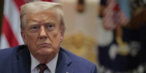 探讨特朗普提出将公开上市公司财报频率从季度改为半年一次的建议,分析其背后的历史背景、支持与反对的观点,以及这一变革对企业经营、投资者和整体资本市场的潜在影响。
