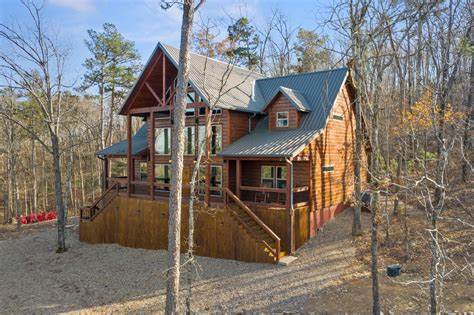 深入了解俄克拉荷马Broken Bow地区HochaCabins提供的奢华小屋租赁选择,体验自然美景与现代设施的完美结合。无论是家庭度假还是浪漫之旅,这里都是理想的休闲胜地。
