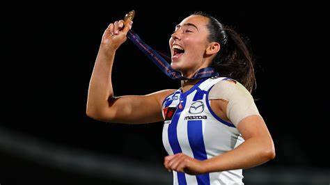 北墨尔本AFLW球星博格在肩膀严重受伤的情况下坚持比赛,最终带领球队夺冠。她的勇气和决策引发广泛讨论,本文深入分析她的伤病豪赌背后的故事和影响。
