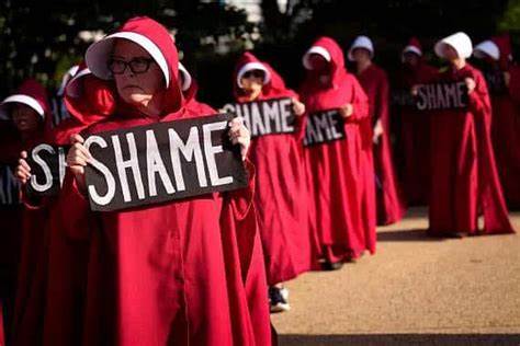 在美国政治风暴不断加剧的背景下,反特朗普抗议活动成为社会关注的焦点。近期,在美国国会山,一场以热门剧集《使女的故事》为灵感的抗议活动引发广泛讨论,揭示了抗议者对于政治和社会现状的深刻忧虑与抗争精神。
