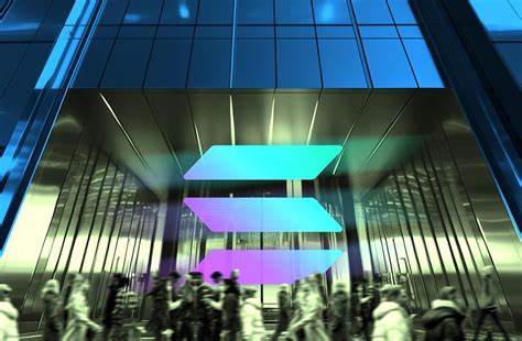 在监管环境出现重大转变的背景下,分析师认为Solana现货ETF获批概率大增。本文从监管流程、交易机制、市场需求、网络技术升级与潜在风险等角度,全面解析若Solana现货ETF获批将给加密市场和Solana生态带来的深远影响,并给出投资者应关注的关键信号。
