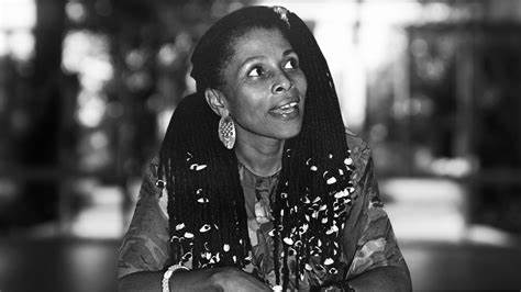 阿萨塔·沙库尔(Assata Shakur)在古巴哈瓦那去世,享年78岁。她的一生横跨民权运动、黑豹党与黑色解放军斗争、审判与越狱、流亡与文学创作,成为争议与崇敬并存的历史人物,其逝世引发全球对种族正义与政治异议处理方式的新一轮讨论。
