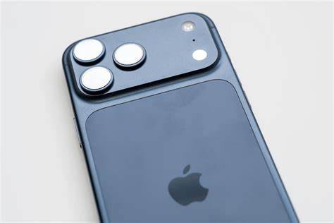 苹果公司近期提高iPhone售价的战略调整为市场带来了新的思考角度,尤其是那些曾经对iPhone持怀疑态度的消费者和分析师。这种价格策略背后的深层逻辑及其对品牌价值、用户体验和市场竞争的影响,展现了苹果在智能手机行业中的独特定位和未来发展潜力。
