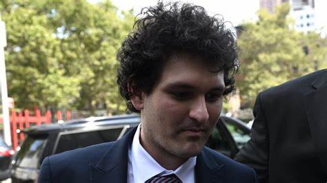 前FTX首席执行官桑姆·班克曼-弗里德因加密货币交易所崩盘被判处25年监禁后,正式向美国法院提出上诉,企图减轻刑期。随着口头辩论日期临近,其法律战役牵动全球加密货币市场和监管界的高度关注,案件背后不仅涉及司法公正,更反映了加密金融行业的深层次问题。
