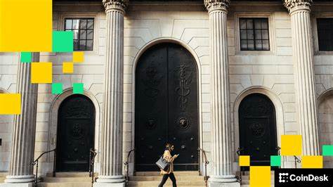 英格兰银行提出对稳定币持有量设限的政策引发加密行业强烈反对。业内人士认为此举难以执行,可能驱使业务外流,并使英国在监管上显得过于严苛。本文深入分析该提案的背景、市场反应及对未来加密货币生态的潜在影响。
