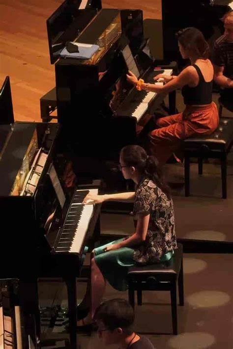 深入解析Georg Friedrich Haas的巨型作品《11,000 Strings》,从创作缘起、微分音原理与调律细节,到舞台布置、演出体验与制作背后的技术与后勤挑战,为听众和从业者提供全面参考
