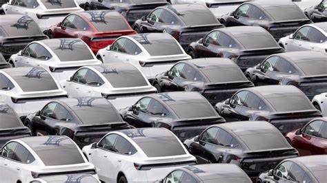 作为电动汽车行业的领军者,特斯拉在全球市场中面临着前所未有的挑战与机遇。本文深入探讨特斯拉当前所面临的设计缺陷、安全监管压力、激烈的市场竞争以及未来发展战略,全面分析其如何在困境中寻找突破,实现持续创新与成长。
