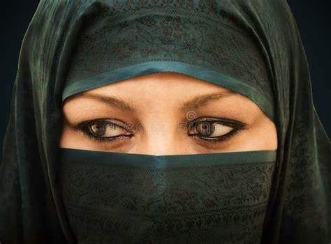 深入了解戴面纱女性的文化象征与视觉表达,发现Dreamstime平台上丰富多样的相关图片资源,带您感受传统与现代交织的独特美学。
