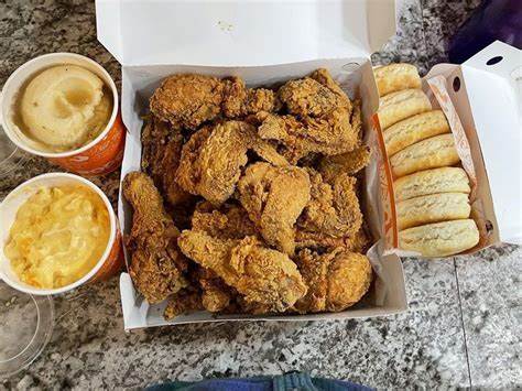 随着快节奏生活的推动,快餐成为许多人日常饮食的重要组成部分。本文深入解析2025年最划算的快餐优惠,从多家知名连锁品牌的特色套餐到限时折扣,帮助消费者在节省开支的同时享受丰盛美味。无论是工作日的简餐还是家庭聚会的大份套餐,都能在这里找到最佳选择。
