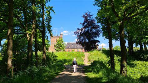 蒙特费兰位于荷兰的心脏地带,作为阿克特胡克(Achterhoek)和利默斯(Liemers)地区的绿色门户,这里融合了丰富的自然景观和悠久的历史文化,是兼具冒险精神与宁静休憩的理想目的地。揭开蒙特费兰独特魅力的面纱,感受四季变换的森林色彩与古堡城镇的迷人故事。
