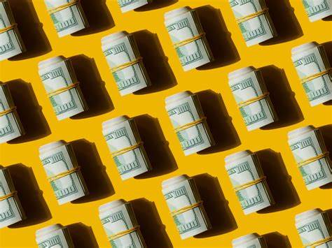 随着私募股权基金逐渐进入退休储蓄计划,普通投资者有机会享受潜在更高的收益。但私募股权回报的计算方法复杂且不透明,投资者如何正确理解和评估这些投资回报成为关键。本文深入探讨私募股权在退休储蓄中的应用,揭示内部收益率的本质与挑战,为您提供理性投资的参考。
