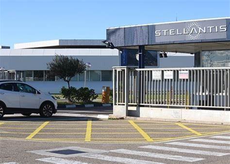 深入剖析全球知名汽车制造商Stellantis客户数据泄露事件的起因、影响及应对措施,揭示现代企业在数字化时代面临的安全挑战与防护策略。
