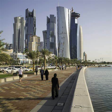 多哈,卡塔尔的首都,正以前所未有的速度崛起为一个融合现代设计与传统文化的国际都市。从摩天大楼到传统市集,从世界级博物馆到宁静的滨海长廊,多哈为游客呈现多元丰富的体验,满足不同旅行者的需求。深入了解这座不断变化的城市,发现其独特的魅力与必游景点。
