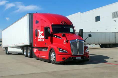 Kodiak Robotics凭借其先进的自动驾驶卡车技术,成功通过Ares Acquisition Corp. II的SPAC合并投票,尽管面临投资者大量赎回压力,仍获得重要融资支持,开创其赴美上市新篇章。本文深入解析Kodiak Robotics此次SPAC上市的过程、融资挑战及未来展望,助力理解自动驾驶物流领域的资本与技术动态。
