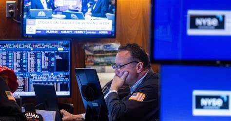 随着第三季度进入最后一个完整交易周,美国股市表现出现回落,投资者情绪和市场动向备受关注。本文深入分析当前市场状况、关键指数表现及背后的宏观经济因素,助力投资者把握未来行情走向。
