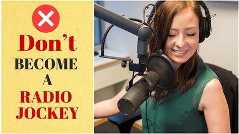 随着人工智能技术的快速发展,传统广播主持人职业正经历前所未有的变革。本文深度探讨了人工智能如何通过语音克隆和自动化技术,逐步取代人类广播主持人的原因及其对整个传媒行业和未来工作的深远影响。
