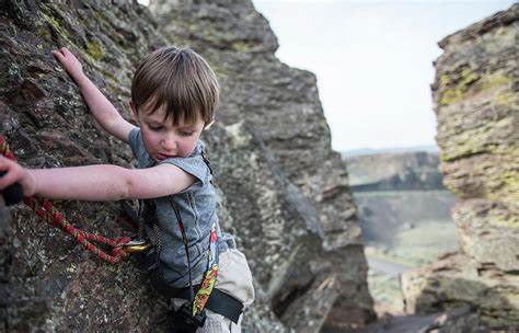 探讨培养勇敢男孩的实用策略,涵盖责任分配、情绪教育、体能锻炼与谦逊榜样等方面,帮助家长在日常生活中塑造充满同理心与担当的下一代
