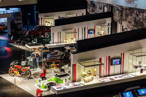 本文深入探讨耳机的发展历史,从最早的电话操作用单耳机,到现代多样化的时尚耳机及其在社会公益中的创新应用,展现耳机如何影响人们的聆听方式和生活方式。文章结合重要技术革新与品牌变迁,呈现耳机产业演进的全貌。
