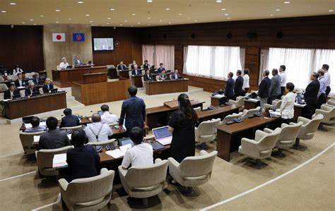 丰明市通过的屏幕时间限制条例,成为日本首个以法律形式限制居民日常娱乐性电子设备使用时间的城市,该举措旨在促进居民健康,改善家庭交流,并激发社会对数字时代生活方式的深刻思考。
