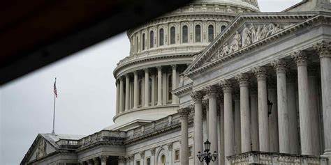 在政府停摆导致劳工统计局暂停发布关键就业数据的情形下,投资者、政策制定者与企业如何借助民间与高频数据判断就业与薪资走势,以辅助美联储利率决策和市场预期管理
