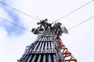 分析伯恩斯坦将Charter Communications(CHTR)目标价从380美元下调至350美元的背景与逻辑,评估固定无线接入等竞争压力对宽带用户流失、营销开支与盈利能力的影响,剖析公司资本支出与自由现金流趋势,并提出投资者应关注的关键指标与风险点。
