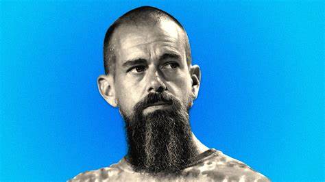 探讨杰克·多尔西作为当代科技领袖和思想家的独特身份,以及他如何以一种类似宗教象征的角色引领全球数字变革和社会解放。
