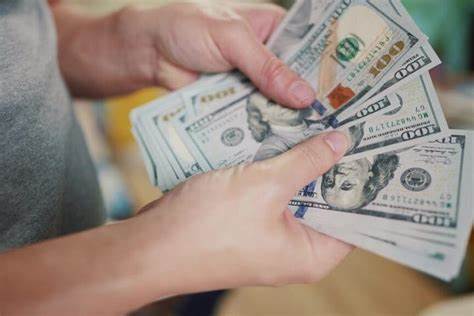 深入探讨高收入退休人群的月度支出构成及其维持退休生活水平所需的财务规划,剖析为何普通退休支出标准难以适用于上层阶级。本文结合权威数据和专家建议,为高净值退休人士提供切实可行的理财参考。
