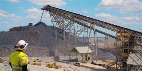 纽蒙特通过出售股权并专注于股票回购,成功释放大量现金,推动股价大幅上涨,展示出其在标普500中的独特价值和投资潜力。本文深入解析纽蒙特的财务策略及其对股东价值的影响。
