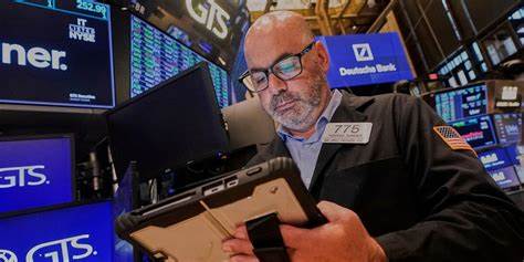 近期华尔街股市持续走强,多重因素推动主要股指不断刷新历史纪录。其中,特斯拉的强劲表现成为市场关注的焦点,投资者对该公司未来发展寄予厚望。同时,确切的利率政策和经济动向也成为决定市场走向的关键因素,为投资者提供了重要参考。
