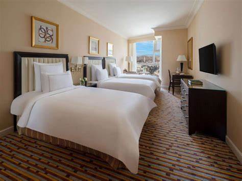 深度解析麦加Swissotel Al Maqam酒店的最新价格趋势与住宿体验,帮助准朝觐者和游客做出明智的选择。本文详细介绍酒店设施、地理位置、服务特色及2025年房价变化,提供实用的预订建议。
