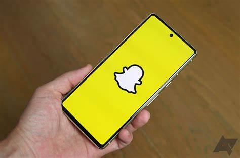 本文全面介绍Snapchat的下载方法及其主要功能,帮助用户轻松掌握应用使用技巧,提升社交体验。内容涵盖Snapchat故事、Spotlight、聊天、滤镜及Snapchat+订阅服务,同时解读广告投放和隐私政策,助力用户全面了解这一热门社交平台。
