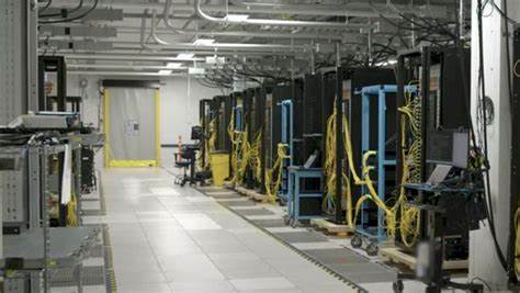 随着人工智能技术的迅猛发展,数据中心的需求不断攀升,戴尔公司凭借其在服务器和数据中心解决方案领域的深厚积累,实现了业务结构的重大转型,数据中心业务规模首次超越个人电脑业务,成为推动公司增长的核心引擎。本文深入解析戴尔如何抓住AI浪潮,优化产品布局,推动业务增长,并展望未来数据中心市场的发展趋势。
