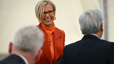 报道GSK股价在关于特朗普政府药品进口关税与在美投资豁免传闻推动下创下历史高点,并综合分析公司在美投资计划、领导层变动、行业影响与投资者应关注的关键风险与机遇
